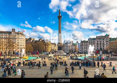Mit Blick auf den Trafalgar Square, das berühmte Monument Nelson's Column in seinem Zentrum, das an Vizeadmiral Horatio Nelson erinnert, an einen geschäftigen Tag im... Stockfoto