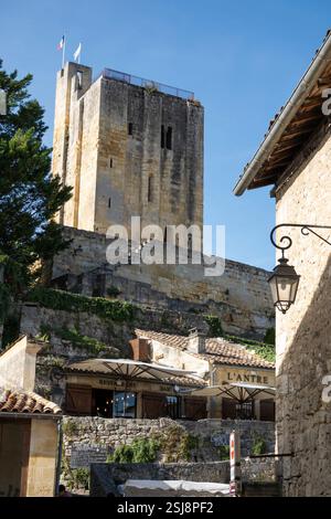 Der Königsturm und die Restaurants der Altstadt, Saint-Emilion, Departement Gironde, Nouvelle-Aquitaine, Frankreich, Europa Stockfoto
