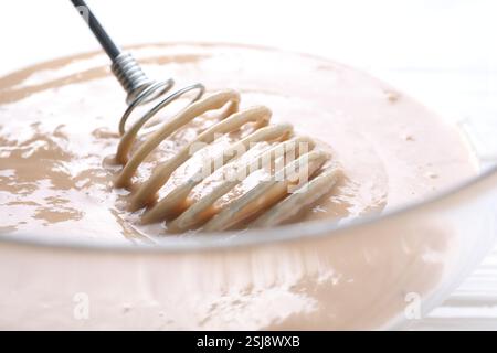 Schneebesen und eine Schüssel Teig, Nahansicht Stockfoto