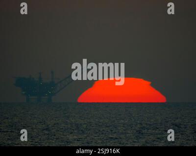 Leviathan-Erdgasanlage im Mittelmeer vor der Küste Israels, fotografiert bei Sonnenuntergang Stockfoto