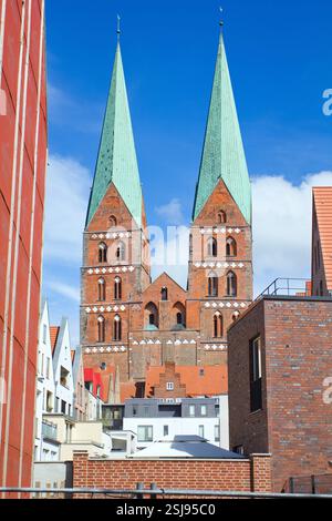 Die Zwillingstürme der Marienkirche in Lübeck, ein prominentes Beispiel der Backsteingotik in der historischen Altstadt. Stockfoto
