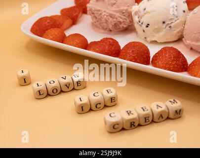 Ein Teller mit Eiskugeln und Erdbeeren für Eis am Frühstückstag. Stockfoto