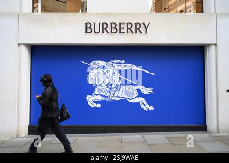 ALondon, Großbritannien. Januar 2025. Veredlung und Markenmarketing von Burberry, dem bekannten britischen Modelabel mit Flagship-Store in der New Bond Str Stockfoto