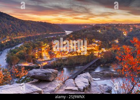 Harpers Ferry, West Virginia, USA mit Blick auf das Shenandoah Valley im Herbst bei Dämmerung. Stockfoto