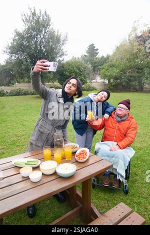 Freunde nehmen Selfie im freien Stockfoto