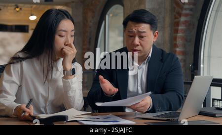 Geschäftsproblem Kollegen im Büro seriöser Chef Asiatischer Mann Geschäftsmann Führer männlicher Guy Mentor zeigt Fehlerdokumente melden Laptop reden Stockfoto