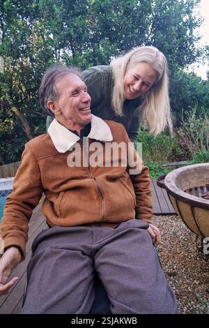 Frau und Mann im Rollstuhl im Garten Stockfoto
