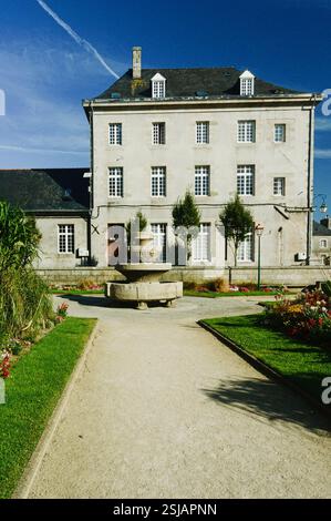 Ein malerisches Gebäude und Gärten an einem Sommertag in Saint-Pol-Léon, Bretagne, Frankreich Stockfoto