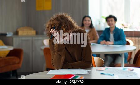 Schulakademie College-Unterricht verärgert frustrierter Schüler Schüler männlicher Junge, der Lernen im Klassenzimmer lernt kaukasische Klassenkameraden, die sich verspotten Stockfoto