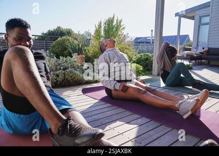 Freunde, die auf der Terrasse trainieren Stockfoto