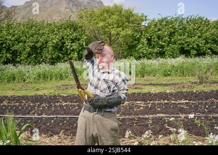 Landwirt steht mit Gartenschere Stockfoto