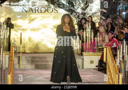 New York, Usa. Februar 2025. Designer Nardos Imam läuft am 10. Februar 2025 im Plaza Hotel in New York, USA, das Finale der Nardos Show 2025. (Foto von Thenews2/NurPhoto) Credit: NurPhoto SRL/Alamy Live News Stockfoto