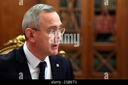 Moskau, Russland. Februar 2025. Der Gouverneur der Region Kaluga, Wladislav Shapscha, übergibt dem russischen Präsidenten Wladimir Putin während eines persönlichen Treffens im Kreml am 11. Februar 2025 in Moskau einen Bericht. Quelle: Gavriil Grigorov/Kreml Pool/Alamy Live News Stockfoto