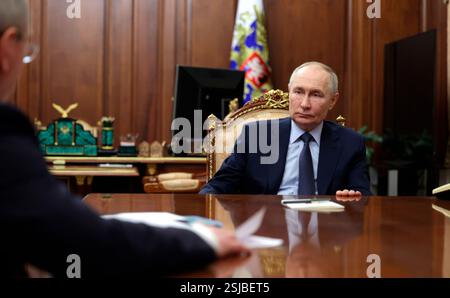 Moskau, Russland. Februar 2025. Der russische Präsident Wladimir Putin, rechts, hört dem Gouverneur der Region Kaluga, Wladislav Shapscha, links, während eines persönlichen Treffens im Kreml am 11. Februar 2025 in Moskau, Russland, einen Bericht. Quelle: Gavriil Grigorov/Kreml Pool/Alamy Live News Stockfoto