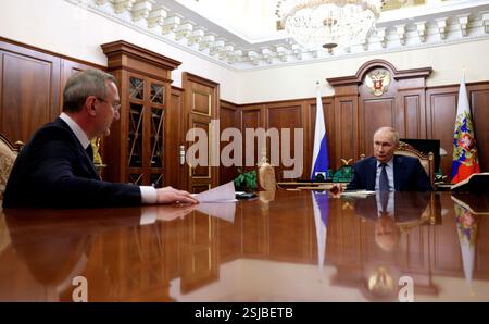 Moskau, Russland. Februar 2025. Der russische Präsident Wladimir Putin, rechts, hört dem Gouverneur der Region Kaluga, Wladislav Shapscha, links, während eines persönlichen Treffens im Kreml am 11. Februar 2025 in Moskau, Russland, einen Bericht. Quelle: Gavriil Grigorov/Kreml Pool/Alamy Live News Stockfoto