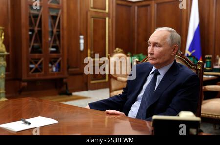 Moskau, Russland. Februar 2025. Der russische Präsident Wladimir Putin, der Gouverneur der Region Kaluga, Wladislav Shapscha, hält während eines persönlichen Treffens im Kreml am 11. Februar 2025 in Moskau einen Bericht vor. Quelle: Gavriil Grigorov/Kreml Pool/Alamy Live News Stockfoto