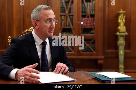 Moskau, Russland. Februar 2025. Der Gouverneur der Region Kaluga, Wladislav Shapscha, übergibt dem russischen Präsidenten Wladimir Putin während eines persönlichen Treffens im Kreml am 11. Februar 2025 in Moskau einen Bericht. Quelle: Gavriil Grigorov/Kreml Pool/Alamy Live News Stockfoto