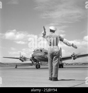 --- Lotse, Flughafen Zürich-Kloten um 1956#Flughafencontroller, Flughafen Zürich-Kloten um 1956- RDB VON DUKAS Stockfoto