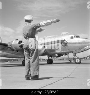 --- Lotse, Flughafen Zürich-Kloten um 1956#Flughafencontroller, Flughafen Zürich-Kloten um 1956- RDB VON DUKAS Stockfoto