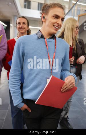 Behinderter Mann, der im Gemeindezentrum läuft Stockfoto