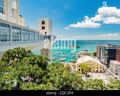 03.02.2025 Salvador de Bahia, Brasilien. Atemberaubende Aussicht auf Bahia, die Bucht Baia de Todos os Santos und das wunderschön restaurierte und emblematische Art déco Eleva Stockfoto