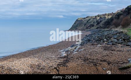Strand in der Nähe von Herne Bay in Kent, England an einem ruhigen kalten Wintertag Stockfoto