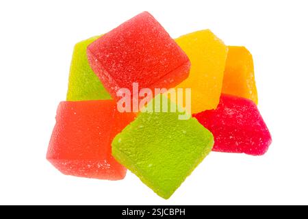 Frucht-Marmeladenwürfel isoliert auf weißem Hintergrund Stockfoto