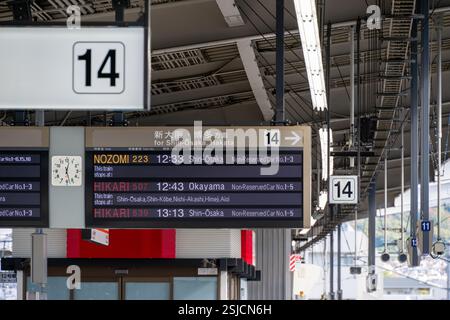 Shinkansen Abfahrtstafel am Bahnhof Kanazawa, Japan Stockfoto
