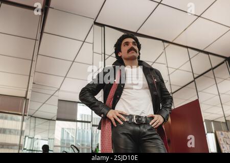 Halston 2021TV Serie USA Regie : Daniel Minahan Staffel 1, Folge 3: The Sweet Geruch of Success Gian Franco Rodriguez Stockfoto