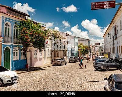 03.02.2025 Salvador de Bahia, Brasilien. Farbenfrohe Kolonialarchitektur in Rua do Carmo Stockfoto