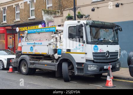 Maidenhead, Berkshire, Großbritannien. Februar 2025. Ein Wasserwagen auf der Themse in Maidenhead, Berkshire. Sky News hat heute berichtet, dass die Octopus Energy Group als Teil eines Konsortiums, zu dem der französische Infrastrukturriese Suez gehört, in den Kampf um die Zukunft von Großbritanniens größtem Wasserunternehmen stürzt. Sky News hat erfahren, dass Octopus Energy - das vor kurzem British Gas als Britians größten Gas- und Stromversorger für Haushalte überholt hat - eine Vereinbarung getroffen hat, die dazu führen würde, dass sein Technologiearm die 16 Millionen Kunden von Thames Water verwaltet. Quelle: Maureen McLean/Alamy Live News Stockfoto
