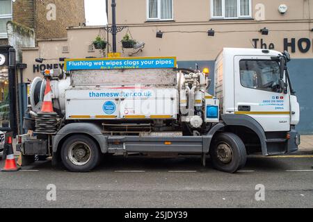 Maidenhead, Berkshire, Großbritannien. Februar 2025. Ein Wasserwagen auf der Themse in Maidenhead, Berkshire. Sky News hat heute berichtet, dass die Octopus Energy Group als Teil eines Konsortiums, zu dem der französische Infrastrukturriese Suez gehört, in den Kampf um die Zukunft von Großbritanniens größtem Wasserunternehmen stürzt. Sky News hat erfahren, dass Octopus Energy - das vor kurzem British Gas als Britians größten Gas- und Stromversorger für Haushalte überholt hat - eine Vereinbarung getroffen hat, die dazu führen würde, dass sein Technologiearm die 16 Millionen Kunden von Thames Water verwaltet. Quelle: Maureen McLean/Alamy Live News Stockfoto