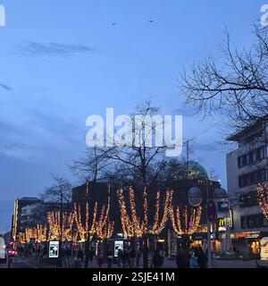 Eine faszinierende Abendszene der Stadt zeigt wunderschön dekorierte Bäume und Gebäude, die hell beleuchtet sind Hannover Stockfoto
