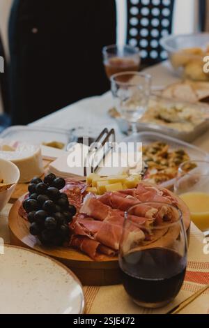 Charcuterie Board mit Wein und Trauben Stockfoto