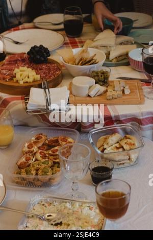 Tischset für ein fest mit verschiedenen Gerichten Stockfoto