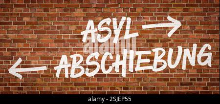 Schreiben auf einer Mauer - Asyl oder Abschiebung Stockfoto