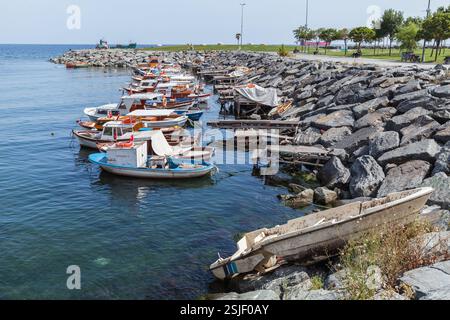 Istanbul, Türkei - 30. Juni 2016: Kleine Angel- und Freizeitboote liegen an einem Sommertag im Hafen von Avcilar vor Stockfoto