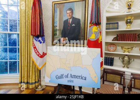 Washington, Usa. Februar 2025. Unter einem Porträt von Präsident Abraham Lincoln im Oval Office des Weißen Hauses in Washington D.C. ist ein Poster am Golf von Amerika 2025 zu sehen. Foto: Aaron Schwartz/UPI Credit: UPI/Alamy Live News Stockfoto