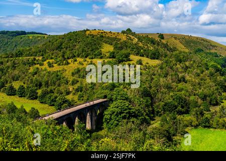 Malerischer Blick auf Monsal Dale und Grabsteinviadukt im Peak District, Derbyshire Stockfoto
