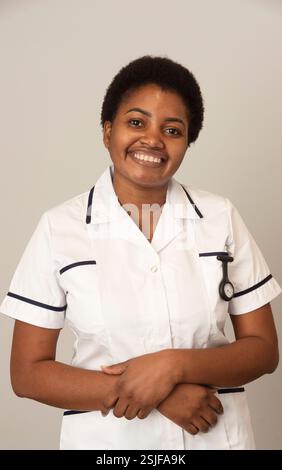England Vereinigtes Königreich, 03.02.2025. Krankenschwester im weißen Mantel mit Uhr und Stift in der Tasche. Stockfoto