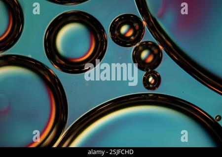 Seifenblasen kollidieren bei starker Vergrößerung Stockfoto