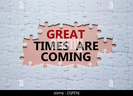 Große Zeiten werden bald Symbol. Concept Words Great Times kommt auf weißes Rätsel. Schöner rosafarbener Hintergrund. Business und Great Times kommen mit Stockfoto