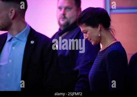 BSW WAHLKAMPFVERANSTALTUNG IN ERFURT 11/02/2025 - Erfurt: Die Bundesvorsitzenden des Bündnisses Sahra Wagenknecht BSW, Sahra Wagenknecht, vor ihrem Auftritt. Wahlkampfveranstaltung des Bündnis Sahra Wagenknecht BSW zur Bundestagswahl 2025 Uhr 11. Februar 2025 im Carl-Zeiss-Saal der Erfurter Messe. /                     Stockfoto