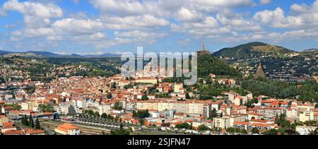 Panoramablick auf die Stadt Puy en Velay und Polignac. Stockfoto