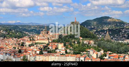 Panoramablick auf die Stadt Puy en Velay und Polignac. Stockfoto