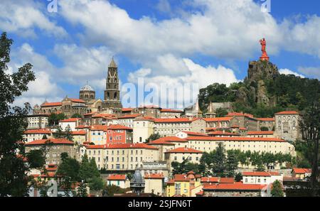 Panoramablick auf die Stadt Puy en Velay und Polignac. Stockfoto