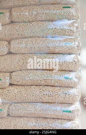 Plastiktüten von Holzpellets Stockfoto
