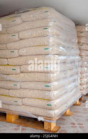 Paletten von Holzpellets in Plastiktüten Stockfoto