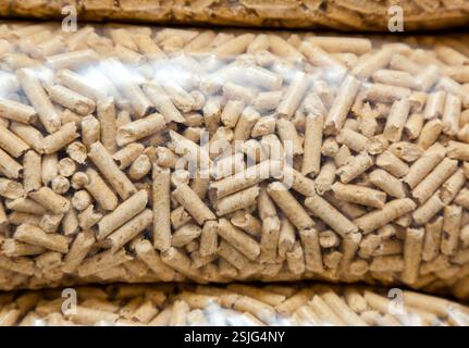 Plastiktüten von Holzpellets Stockfoto