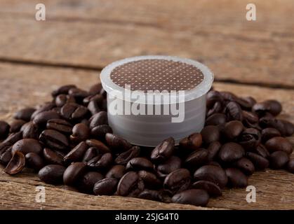 Kaffee Pods auf Holztisch Stockfoto